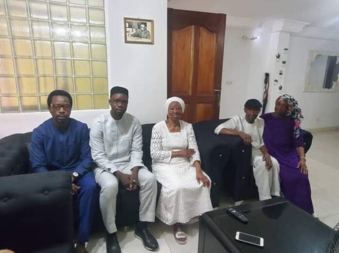 You are currently viewing Ousmane Sonko reçu par la famille de François Mancabou.