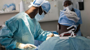 Lire la suite à propos de l’article Kédougou : Une césarienne tourne au drame et provoque deux (02)  morts.