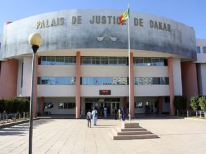 Lire la suite à propos de l’article Tribunal : Un Policier faussaire imite la signature d’un huissier et se retrouve en Prison.