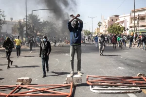 Lire la suite à propos de l’article Ziguinchor : Le siège de Postfinances incendié