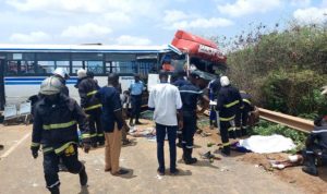Lire la suite à propos de l’article Bargny : Un accident mortel emporte 03 passagers et fait plusieurs blessés.