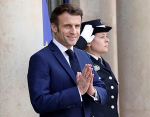 Lire la suite à propos de l’article Emmanuel Macron reçoit à l’Elysée neuf anciens tirailleurs qui s’apprêtent à rentrer au Sénégal