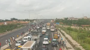 Lire la suite à propos de l’article Conséquences des Inondations : Les populations résidant au Marigot de Mbao manifestent leur colère et bloquent la circulation.