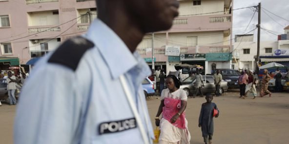 You are currently viewing Un ministre d’Etat emprunte un sens interdit, le policier intransigeant le bloque.