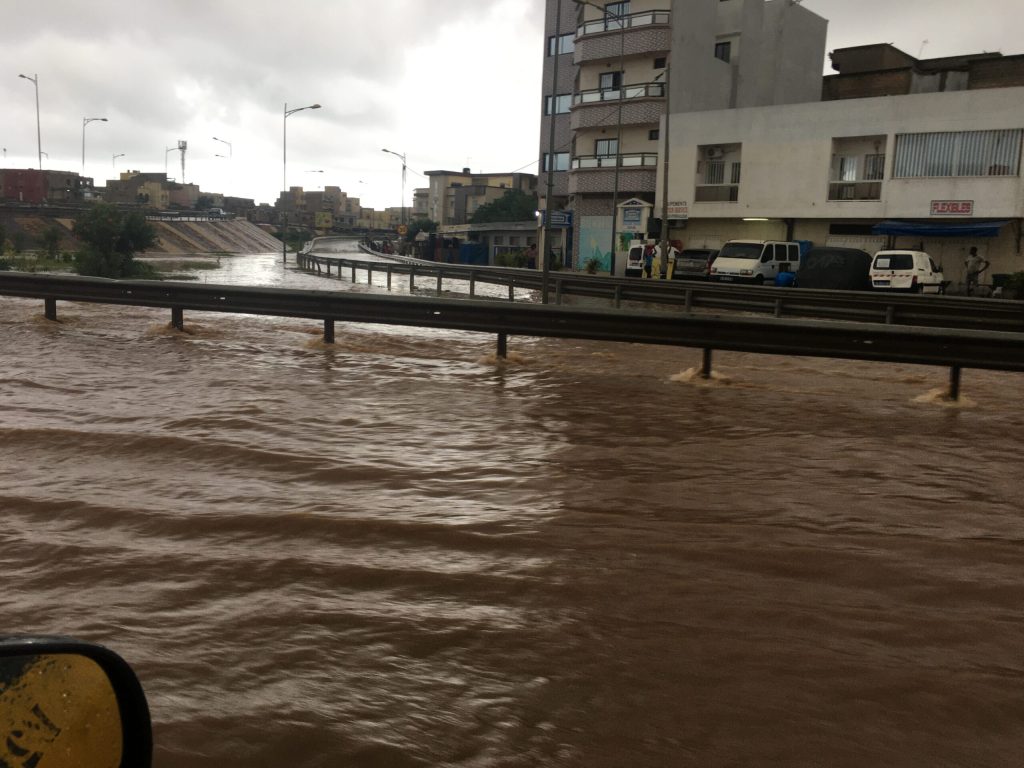 You are currently viewing Pluies à Dakar: Le pont de l’émergence sous les eaux.