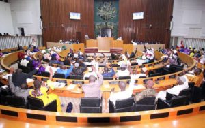 Lire la suite à propos de l’article Direct: Après le blocage, le rappel nominatif pour l’élection du bureau de l’Assemblée nationale.