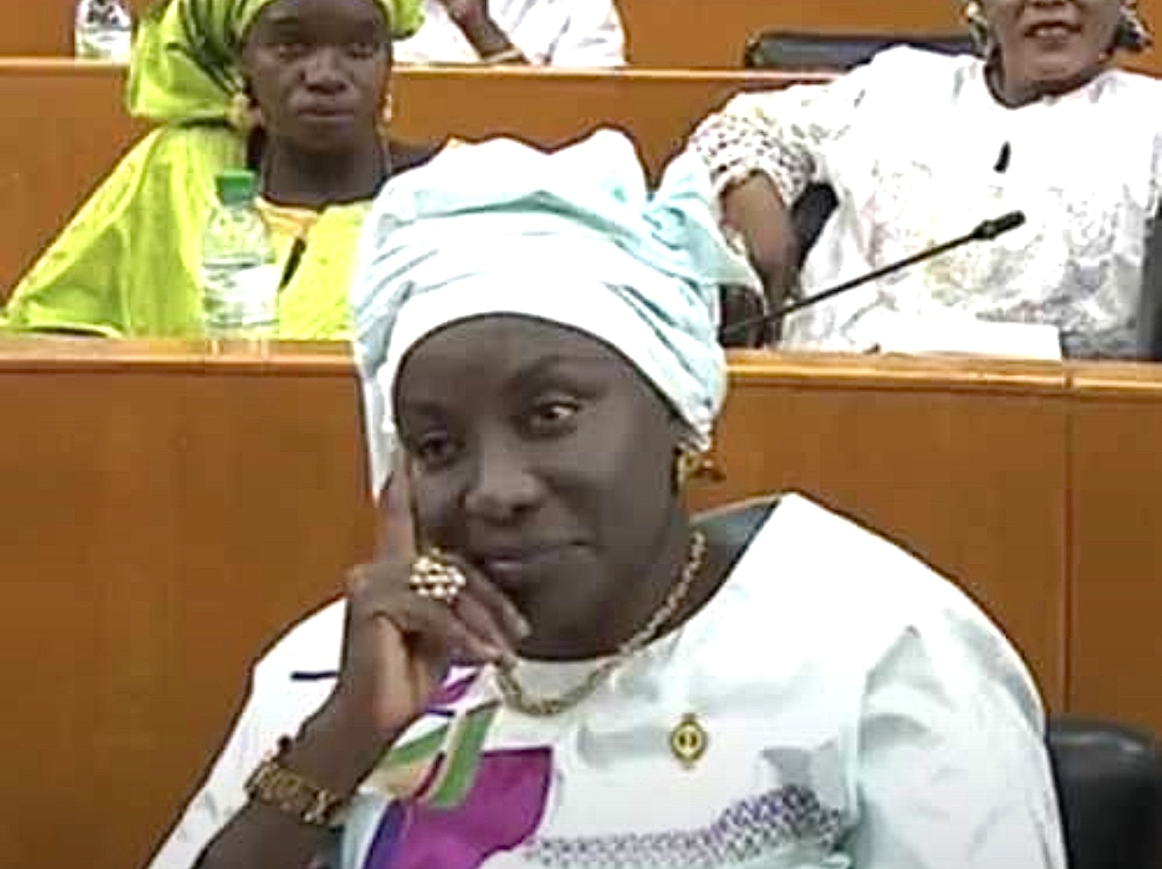 You are currently viewing Installation 14e Législature: Mimi Touré quitterait-elle Macky Sall et son Benno ?