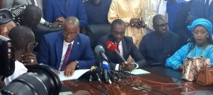 Lire la suite à propos de l’article Économie Numérique: Yankhoba Diatta passe le relai à Me Moussa Bocar Thiam.