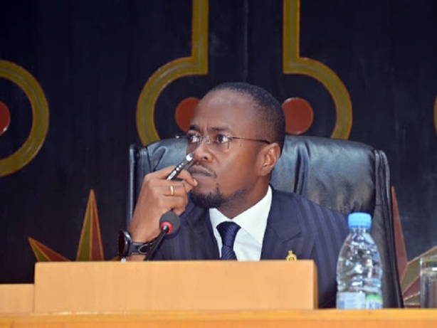 You are currently viewing Macky Sall fait recours à « l’expérience parlementaire » d’Abdou Mbow pour faire face aux multiples propositions de lois de Yewwi.