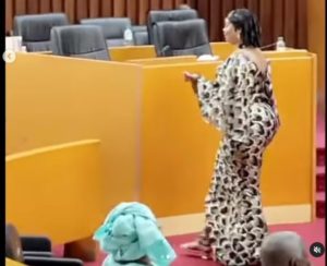 Lire la suite à propos de l’article Fanta Sall, cette députée qui, en deux sessions, sécoue l’hémicycle.