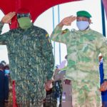 Lire la suite à propos de l’article Conaky-Bamako: Mamadi Doumbouya accueilli à Bamako par son homologue Assimi Goita.