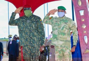 Lire la suite à propos de l’article Conaky-Bamako: Mamadi Doumbouya accueilli à Bamako par son homologue Assimi Goita.