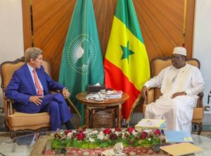 Lire la suite à propos de l’article Audience: Le Chef de l’État Macky Sall s’est entretenu avec John Kerry sur des questions climatiques.