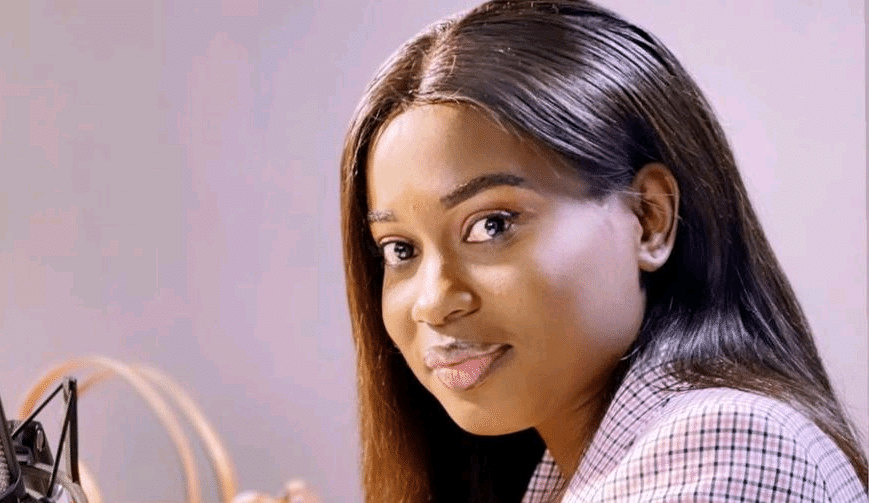 You are currently viewing Astou Kane Dione, journaliste à la 2Stv, devenue Mme Seck encore plus belle.