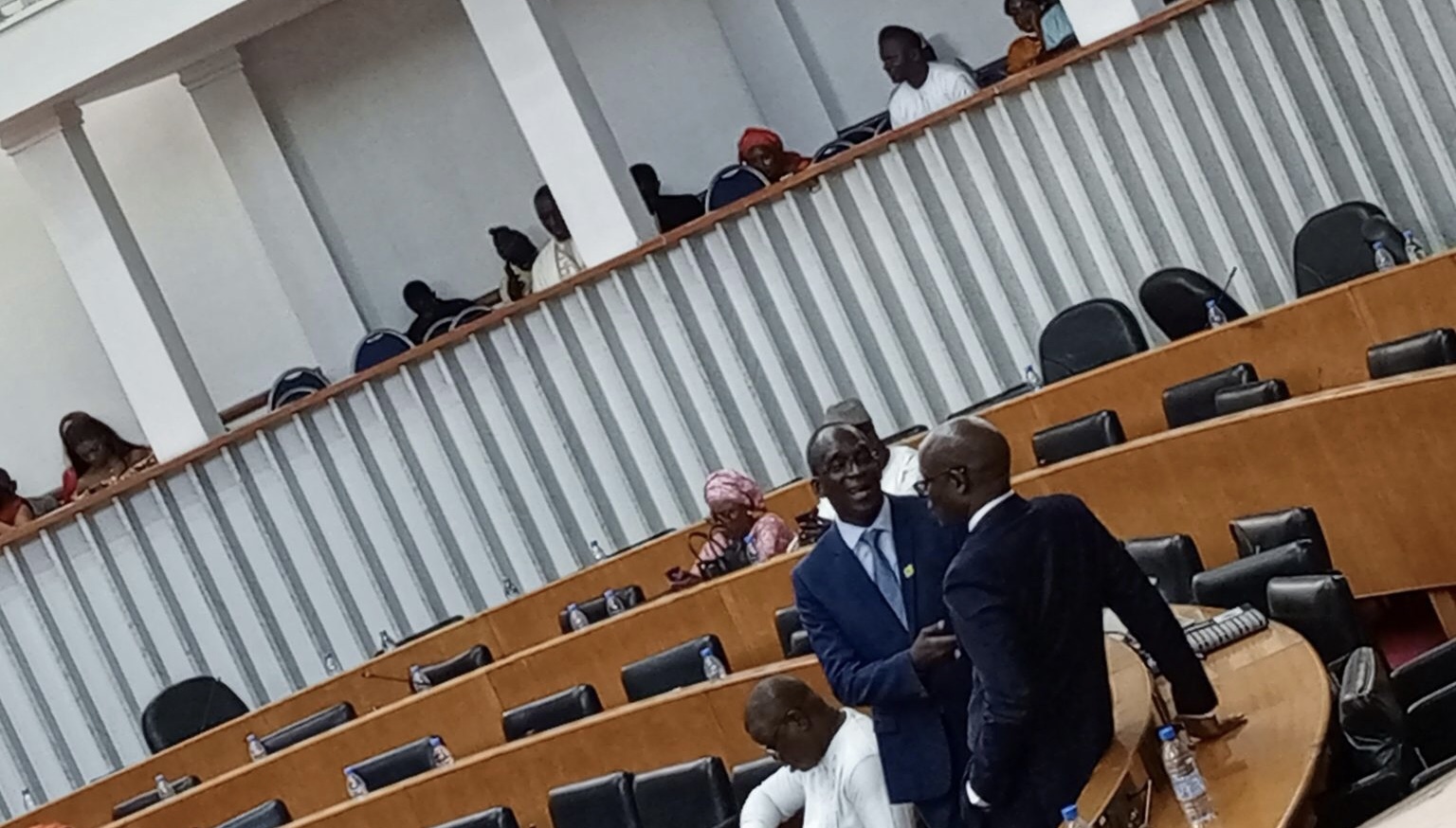 You are currently viewing Assemblée Nationale: Dans les coulisses, Thierno Alassane Sall et Abdoulaye Diouf Sarr s’isolent pour discuter.
