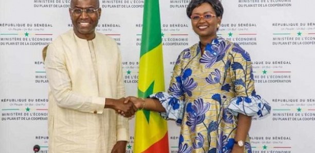 You are currently viewing Ministère de l’Économie: Amadou Hott passe les manettes à Oulimata Sarr.