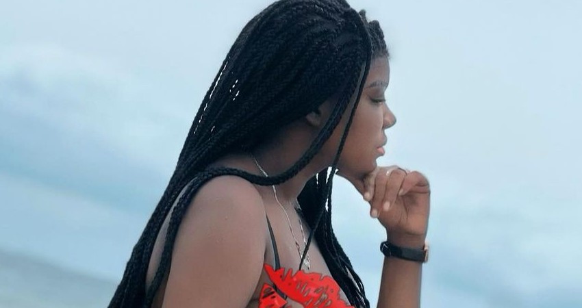 You are currently viewing Regard provocateur, corps de rêve, Molly Fatimah dompte ses followers