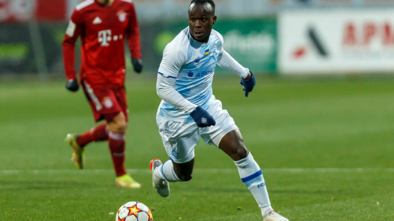 You are currently viewing Samba Diallo avec le groupe du Dynamo Kiev pour le match contre Rennes en Europa League.