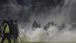 Lire la suite à propos de l’article Indonésie: plus de 170 morts lors de violences après un match de foot