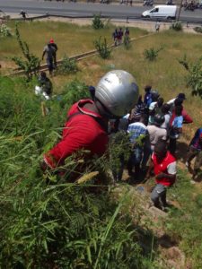 Lire la suite à propos de l’article Pont Sénégal 92 : Un motocycliste dérape avant de finir sa course dans un talus … (Vidéo + Photos)