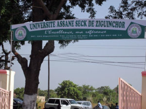 Lire la suite à propos de l’article Université Assane Seck : Le différend entre le recteur et un prof plombe les cours.