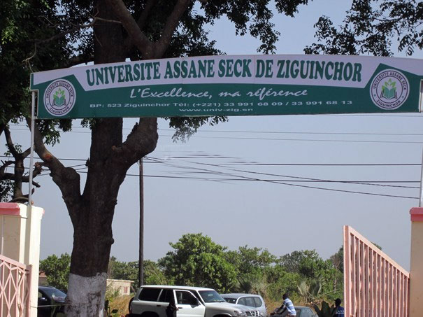 You are currently viewing Université Assane Seck : Le différend entre le recteur et un prof plombe les cours.