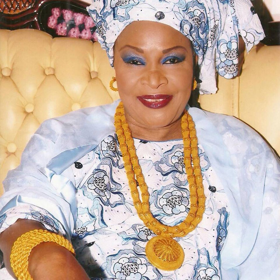 You are currently viewing Aida Diongue tire sur Mimi Touré.