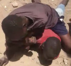 Lire la suite à propos de l’article Ndiagne( Louga) : il sectionne l’oreille de son ami d’enfance qui courtisait sa femme.
