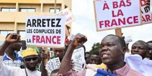 Lire la suite à propos de l’article Burkina Faso: Des manifestants exigent le départ des forces françaises.