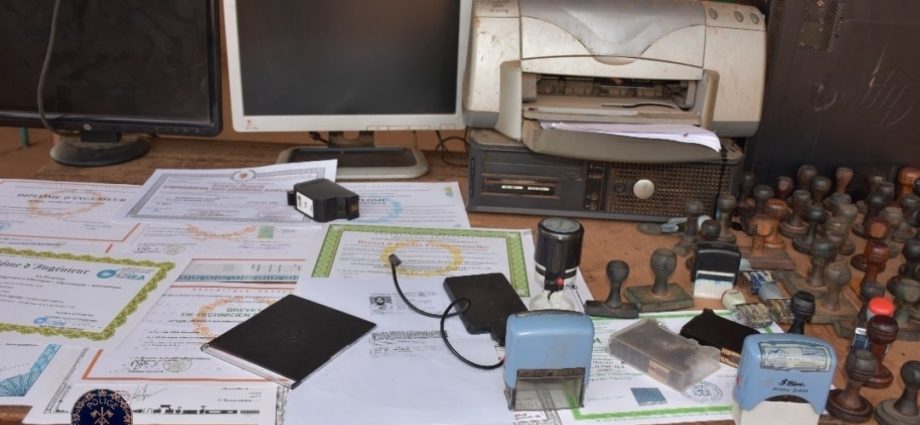 You are currently viewing L’imprimeur fabriquait des faux documents.