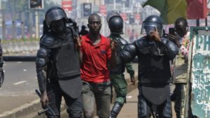 Lire la suite à propos de l’article Manifestation du FNDC en Guinée : Plusieurs blessés par balle et des arrestations.