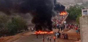 Lire la suite à propos de l’article Kédougou : Une compagnie minière attaquée par des jeunes.