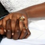 Lire la suite à propos de l’article Mbacké : le Président du Tribunal menace les filles « koufi door marteau digua teud… »