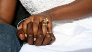 Lire la suite à propos de l’article Mbacké : le Président du Tribunal menace les filles « koufi door marteau digua teud… »