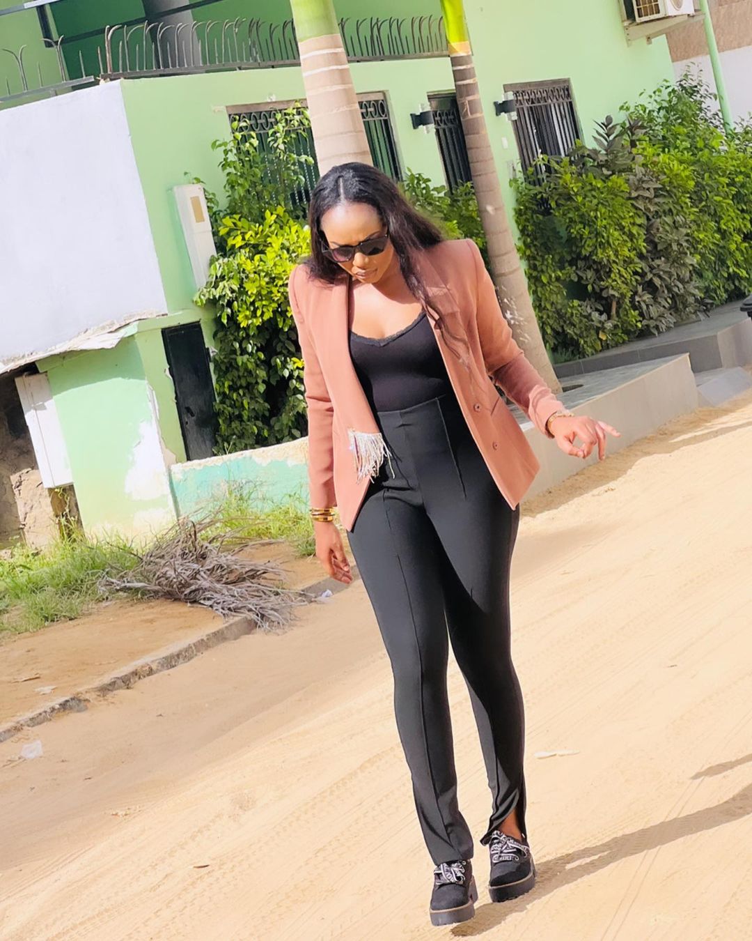 You are currently viewing Nafi Diéye de la Sen TV enflamme la toile avec son Sagnsé (Photos)