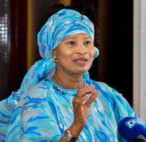 Lire la suite à propos de l’article Accointance avec le Doyen des juges : Me Aïssata Tall Sall dément Sonko