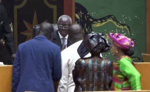 Lire la suite à propos de l’article La présence de Amy Ndiaye bloque les travaux pendant une dizaine de minutes.