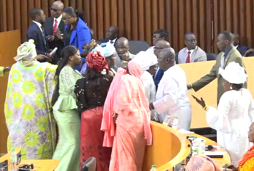You are currently viewing A.N : Amy Ndiaye s’attaque à Serigne Moustapha Sy, les travaux bloqués par l’opposition.