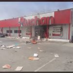 Lire la suite à propos de l’article Braquage Auchan Mbao : Les enquêteurs sur une bonne piste.