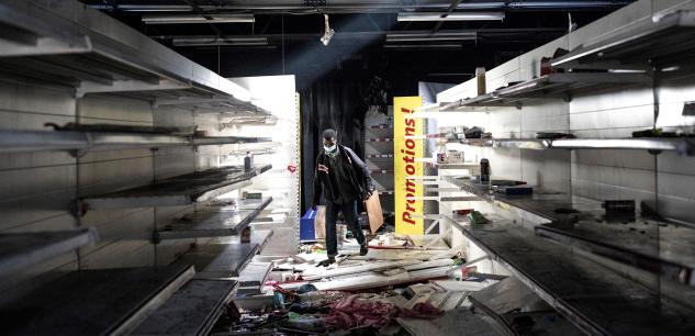 You are currently viewing Mbao : 13 malfaiteurs attaquent le magasin Auchan.