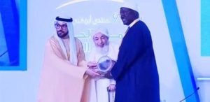 Lire la suite à propos de l’article Serigne Abdou Ahad MBACKÉ Gaïndé Fatma honoré aux Emirates Arabes Unis.