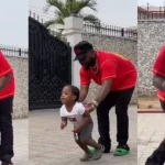 Lire la suite à propos de l’article Drame au Nigéria : Davido et Chioma ont perdu leur fils dans la piscine de leur résidence.