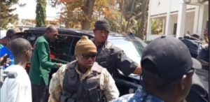 Lire la suite à propos de l’article Garde rapprochée de Sonko : Conduite sous haute sécurité devant le procureur.