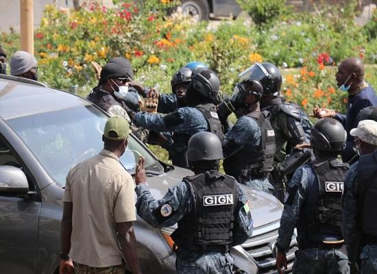 You are currently viewing Urgent : Six gardes de corps d’Ousmane Sonko arrêtés.