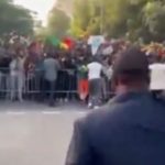 Lire la suite à propos de l’article Victoire du Sénégal : Macky communie avec les supporters.