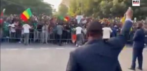 Lire la suite à propos de l’article Victoire du Sénégal : Macky communie avec les supporters.