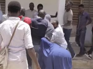 Lire la suite à propos de l’article Le fils indélicat traite son père d’homos3xu3l.