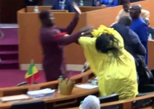 Lire la suite à propos de l’article La députée maire de Gniby Amy Ndiaye risque de perdre son bébé.