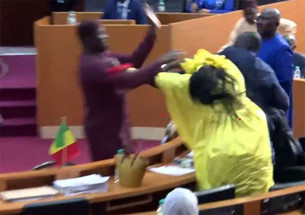 You are currently viewing La députée maire de Gniby Amy Ndiaye risque de perdre son bébé.