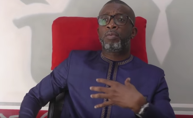 You are currently viewing Critiques sur la TFM / Bouba Ndour à Ahmed Khalifa Niass : « Djokh nako respect wayé mane kén douma khass »(Vidéo)
